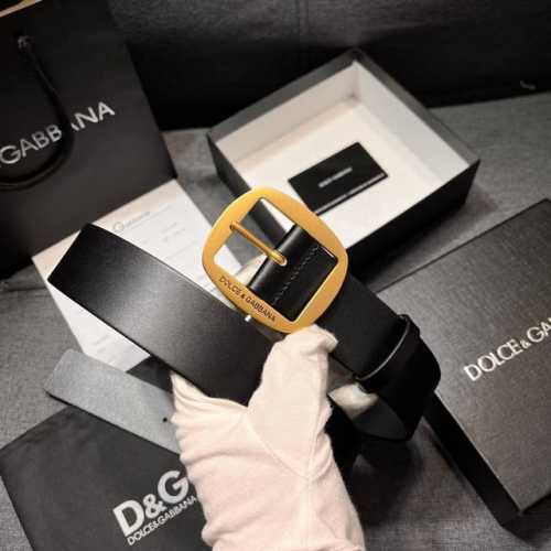 Dg。宽.4.0Cm Dolce&Gabbana 新款 Re-Edition 时装秀是一次回归品牌本源的梦幻旅程，过去与当下在此相遇，以创新视角诠释典藏档案单品