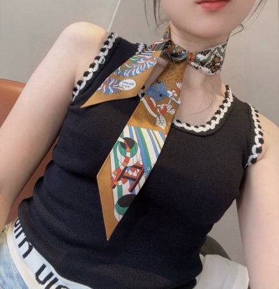 上新，“从洋伞对决”爱马仕重磅斜纹真丝飘带，正品开版，专柜同步 爱马仕新款Twilly，顶级斜纹真丝打造 超精细的印花 字迹非常清晰 规格：5X86Cm，100