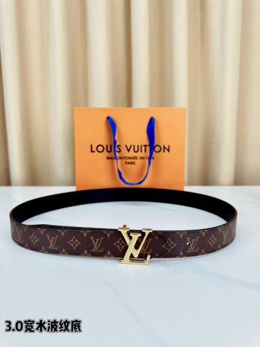 Louis Vuitton经典Monogram皮带，3.0宽水波纹底设计，标志性Lv金属扣头彰显优雅。黑色可选，兼具时尚与实用，为造型点睛之选