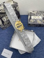 迪奥550 3.5Cm。特 这款 Montaigne Avenue 腰带从同名手袋汲取灵感，采用黑色光滑 牛皮革精心制作，质感柔软，设计优雅，饰以富有光