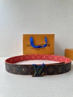4.0宽Lv Dimension Sunset 双面腰带取材 Monogram 涂层帆布，以温暖色调再现晨光夕照的美妙意境 效果搭扣捕捉时间流逝之美。