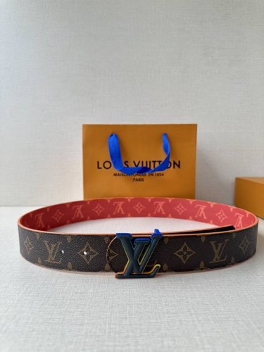 4.0宽Lv Dimension Sunset 双面腰带取材 Monogram 涂层帆布，以温暖色调再现晨光夕照的美妙意境 效果搭扣捕捉时间流逝之美。
