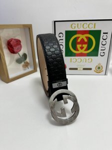 品名：古奇.Gu...Ci 原单 材质：原单牛皮腰带 专柜原单品质、做工精细，时尚大牌，送人自用首选 包装： 请认准如图专柜包装赠送打孔器手提袋专柜礼盒宽度3.