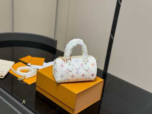 配折叠盒 Size：16*12Cm Lv Speedy Nano 代购渠道 台湾客定面料+五金+ 肩带可以拆卸和调节长短哦！