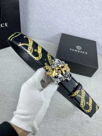 宽度3.8Cm Versace 范思哲 此款个性腰带由小牛皮制成，饰有链条印花，并配有标志性美杜莎五金搭扣配件。 - 点击图像关闭