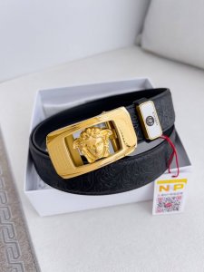 品名：范思哲.Versace.皮带腰带自动皮带 型号：自动带，纯钢材质经典人头自动扣，图片实物拍摄腰带：百分百头层牛皮，自动带身，保证真皮。24K纯钢扣永不掉色
