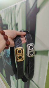 飞拉皮带，搭配新款纯钢扣 ，正面压花设计打造高雅考究的造型。宽3.8Cm，，达到量身定制般的修身效果。