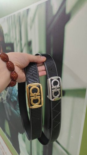 飞拉皮带，搭配新款纯钢扣 ，正面压花设计打造高雅考究的造型。宽3.8Cm，，达到量身定制般的修身效果。