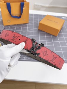 特 寬：40Mm 驢家新品 Nigo新品限量版 專櫃有售新品男士系列 訂製帆布面料飾有最新的圖案 搭配經典咖老花色系 經典鋼K字母搭扣 雙面用 兩種佩戴方式潮男