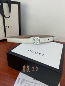 G U C C I 此细款腰带用采光头小层牛皮 精制而成，配以双G带扣。宽度 ：2.0 Cm