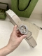 宽度3.8Cm Gucci 这款双面皮革腰带巧妙融合Gg Supreme帆布与小牛皮底材质，演绎历久弥新的实用设计理念。富有辨识度的双G水晶钻扣配件再现典藏搭配
