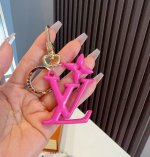 Lv钥匙扣珐琅工艺Lv字母挂件 Pop Flower包和钥匙扣的魅力非常适合为皮革配饰增添标志性的色彩，其特点是金色金属钩环，点缀着充满活力的Lv首字母和会标花