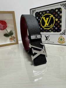品名：Lv..路易..威登 材质：原单牛皮腰带 百分百头层牛皮腰带保证真皮，24K纯钢扣，专柜原单品质、做工精细，时尚大牌，送人自用首选 包装： 请认准如图专柜