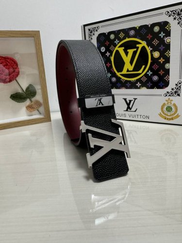 品名：Lv..路易..威登 材质：原单牛皮腰带 百分百头层牛皮腰带保证真皮，24K纯钢扣，专柜原单品质、做工精细，时尚大牌，送人自用首选 包装： 请认准如图专柜