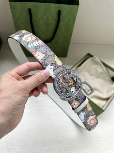 宽度3.8Cm Gucci Gg Marmont系列每一季都会推陈出新，为灵感源于70年代的标志性gg配件注入宠物现代精髓。这款gg Supreme帆布腰带反面