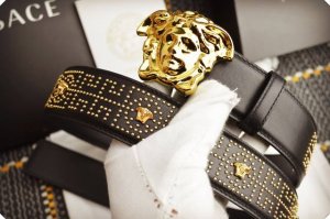 范思哲 ，原单货，专柜同款、实拍图，宽度3.8Cm， 带身采用原厂进口原版皮镶嵌铜柳丁，.牛皮，结合精致的美人图扣头，时尚与美的聚焦，触碰手感舒适，有质感，清晰