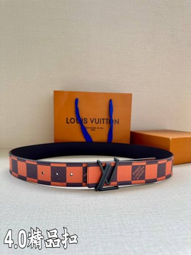 4.0宽 本款 Lv Initiales 双面腰带瞩目亮相路易威登 2024 春夏男装秀场，以鲜明 Damier Pop 帆布和内敛牛皮革巧妙分饰两面，点缀 L