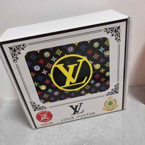 品名：Lv..路易..威登原单 材质：原单牛皮腰带 百分百头层牛皮腰带保证真皮，24K纯钢扣，专柜原单品质、做工精细，时尚大牌，送人自用首选 包装： 请认准如图
