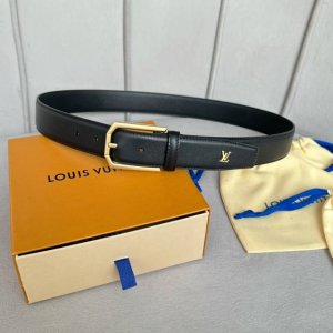 寬度：35Mm 驢家最新品 男士經典頂級休閒腰帶 寬度35毫米 品牌頭層雙面小牛皮底 全新開模精品針扣設計 尾部有相同五金品牌字樣 與腰帶相呼應！多色選