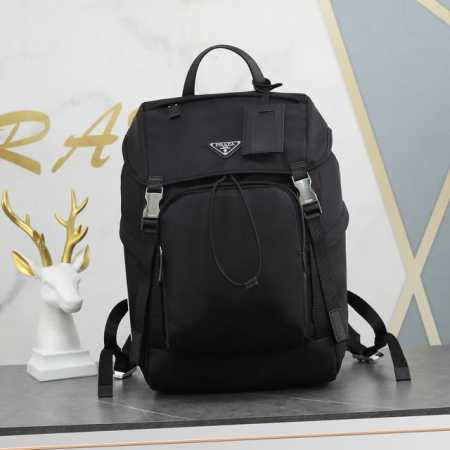 Ad和Pd合作设计2Vz135两大品牌合作 这款Ad和Pd合作设计双肩背包。采用Re-Nylon和Saffiano皮革 ，侧边配有Ad经典撞色三条牛皮纹饰，和联 - 点击图像关闭