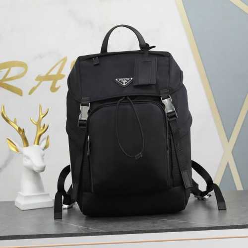 Ad和Pd合作设计2Vz135两大品牌合作 这款Ad和Pd合作设计双肩背包。采用Re-Nylon和Saffiano皮革 ，侧边配有Ad经典撞色三条牛皮纹饰，和联