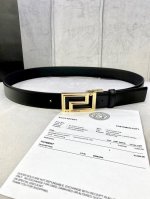 宽度3.5cm VERSACE 范思哲 此款光滑平纹小牛皮腰带饰有一枚几何形状的希腊回纹搭扣，可搭配正装或休闲装。
