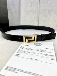 宽度3.5cm VERSACE 范思哲 此款光滑平纹小牛皮腰带饰有一枚几何形状的希腊回纹搭扣，可搭配正装或休闲装。
