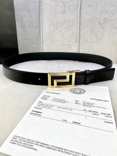 宽度3.5cm VERSACE 范思哲 此款光滑平纹小牛皮腰带饰有一枚几何形状的希腊回纹搭扣，可搭配正装或休闲装。