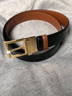 特 Bally 巴利 男士简约商务双用腰带 宽3.4Cm 这款正装腰带一面黑色一面棕色双面进口牛皮制成，采用双面设计。正面五金饰有简约造型亮金针扣。