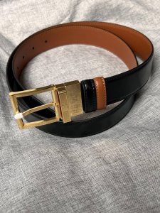 特 Bally 巴利 男士简约商务双用腰带 宽3.4Cm 这款正装腰带一面黑色一面棕色双面进口牛皮制成，采用双面设计。正面五金饰有简约造型亮金针扣。