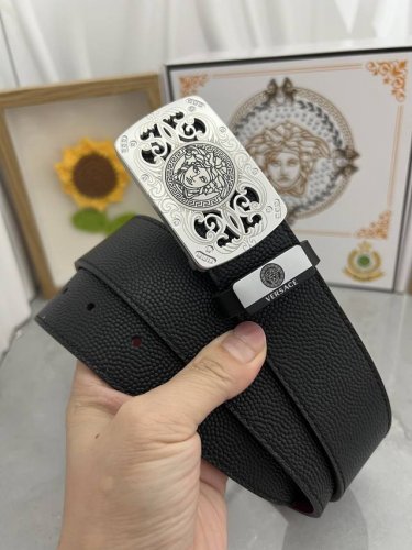 品名：Versace.范思哲 材质：原单牛皮腰带 百分百头层牛皮腰带保证真皮，24K纯钢扣，专柜原单品质、做工精细，时尚大牌，送人自用首选 包装： 请认准如图专