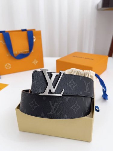 Lv 宽度4.0Cm 原厂防水面料搭配头层小牛皮，双面可用，最新设计。 扣头多款可搭配， A类精抛扣头。 码数；100-125Cm 包装：全套包装