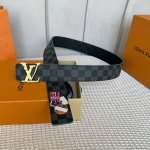 特 寬度：40Mm Lv Pyrmide Truck Loeii雙面腰帶 進口面料飾有藍色標誌性圖案 襯托進口柔軟小牛皮底壓格紋 整體相呼應 全新搭扣 締造獨特