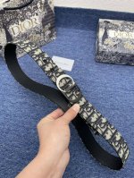 迪奥550 3.5Cm 特 这款 30 Montaigne Avenue 腰带从同名手袋汲取灵感，采用黑色光滑 牛皮革精心制作，质感柔软，设计优雅，饰以富有光泽