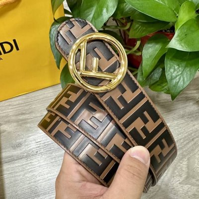 图片包装+10 Fendl 芬迪 专柜同款 宽40Mm 标志造型宽皮带。钉扣式带扣。棕色小牛皮制成。印有浮雕手绘黑色与棕色 Ff 图案。镀金表面金属制品，品质保