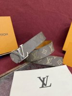 Monogram Surplus涂层帆布表带， Lv Initials Monogram Surplus 40Mm腰带被其阳刚的色调所强化，而其宽度与光泽的银色
