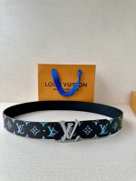 Lv Initiales 40 毫米双面腰带焕新标志性设计 以经典 帆布和柔软牛皮革呈现双面风尚 经典丝印路易威登Logo Lv 字母搭扣散发前卫气息 提供多种