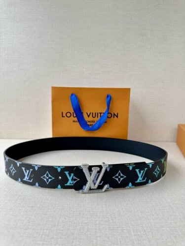 Lv Initiales 40 毫米双面腰带焕新标志性设计 以经典 帆布和柔软牛皮革呈现双面风尚 经典丝印路易威登Logo Lv 字母搭扣散发前卫气息 提供多种