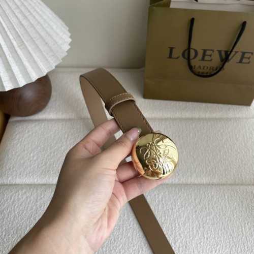 特 罗意威新款光滑牛皮革腰带，饰以金属Loewe品牌标志Logo，宽2.8Cm，五孔调节。颜色：橡木色