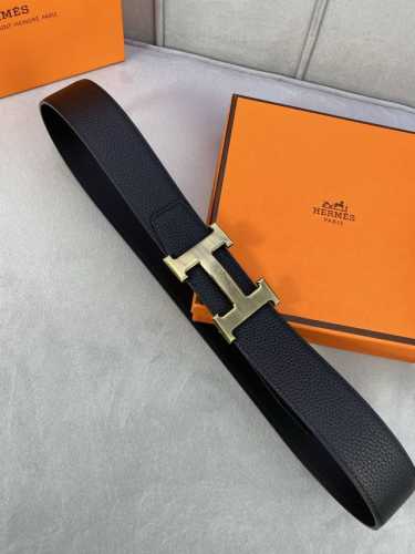 Hermes 爱马仕单面原版腰带，宽度:3.8其采用专柜最新底皮皮质，品质卓越，触感细腻。搭配新防古铜马拉车铜扣 时尚精美，彰显品牌魅力。无论是日常穿搭还是重要