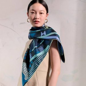 2620高品质Hermes 王者之虎的旋转木马90Cm 丝巾 在复古风格的马戏帐篷下[嘴唇]一场趣味横生的游乐会正在上演 动物们围绕着表演场地欢快腾跃 穿梭于五