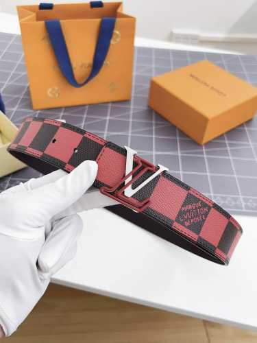 特 寬：40Mm 驢家新品 驢家出品 男士新品腰帶 皮帶面飾有迷彩格子紋圖案 搭配墨綠色小牛皮底 全新掛扣五金搭扣 雙面可用 以一當二