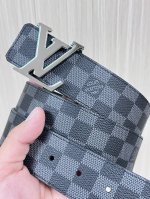 4.0宽当季新款，帆布印黑色格子，另一面进口黑色小牛皮。搭配精品三层底绿扣头。实物实拍，官网同步。黑色格子。底绿扣