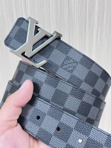 4.0宽当季新款，帆布印黑色格子，另一面进口黑色小牛皮。搭配精品三层底绿扣头。实物实拍，官网同步。黑色格子。底绿扣