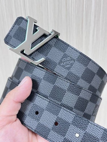 4.0宽当季新款，帆布印黑色格子，另一面进口黑色小牛皮。搭配精品三层底绿扣头。实物实拍，官网同步。黑色格子。底绿扣