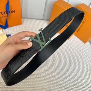 寬度：40Mm Lv Pyrmide Truck L Oeii雙面腰帶 驢家 海外原單代特供 面為進口小牛皮壓飾有標誌性品牌圖案效果工藝 原廠配色柔軟小牛皮底