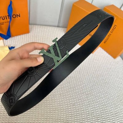 寬度：40Mm Lv Pyrmide Truck L Oeii雙面腰帶 驢家 海外原單代特供 面為進口小牛皮壓飾有標誌性品牌圖案效果工藝 原廠配色柔軟小牛皮底