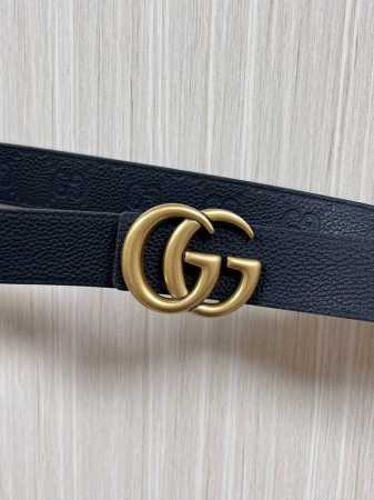 gg Marmont系列搭扣双面腰带，一面缀饰品牌标志性图案，另一面以中性色调皮革打造。此款双面腰带采用皮革与Gg字母图案涂层织物打造，搭配标志性双G搭扣，3. - 点击图像关闭