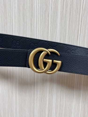 gg Marmont系列搭扣双面腰带，一面缀饰品牌标志性图案，另一面以中性色调皮革打造。此款双面腰带采用皮革与Gg字母图案涂层织物打造，搭配标志性双G搭扣，3.