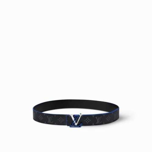 特 4.0宽Lv Line 双面腰带以 Monogram Eclipse Reverse 帆布和牛皮革展露潮流气息，并将相同色彩理念延续至边染和 Lv 搭扣的镂